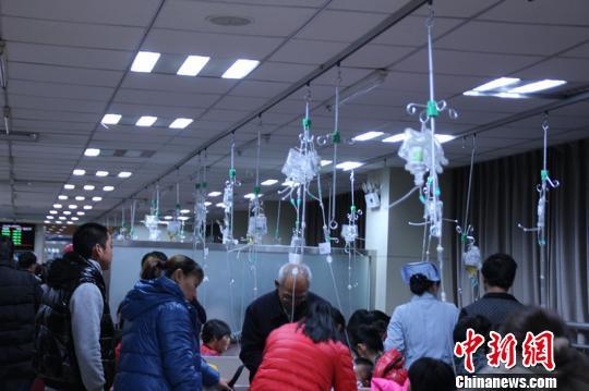 河北进入流感高发期 医院输液大厅人满为患