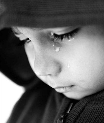 等相亲对象来了,懂事的松松一个人偷偷的爬进阁楼藏了起来,晚上风一