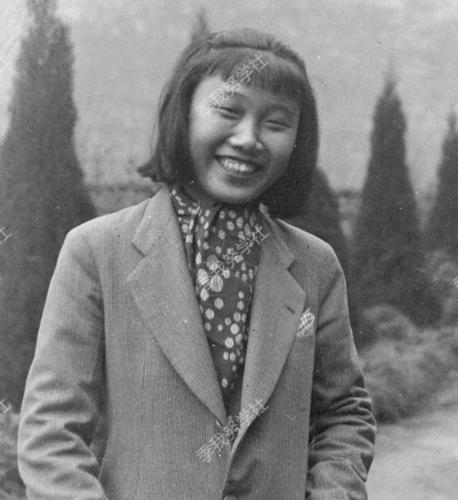 7,民国女性显然摆脱了传统礼教的束缚,梳着短发,穿着西装,得体大方.