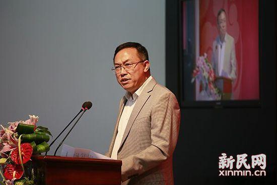 图说:市北中学校长陈军在纪念活动上致辞.图片来源:新民晚报新民网