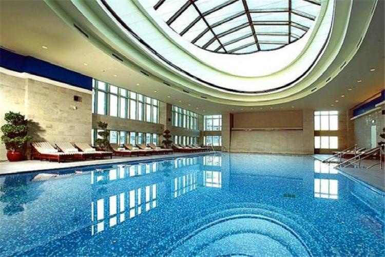 天津2天1晚天津万丽泰达酒店入住1晚 2大1小早餐 高尔夫练习场券一张