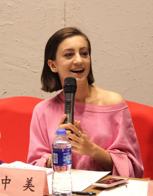 一位长著西方面孔,名叫中美的23岁美国女孩成为第十六任镇长,她不仅