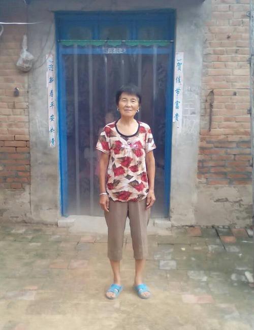 郑素青,女,1953年出生,是柳屯镇马寨村一名普普通通的群众,她虽然很