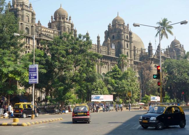 孟买富人区 前面那栋楼是亚洲首富的房子,也是世界最贵的私人住宅.