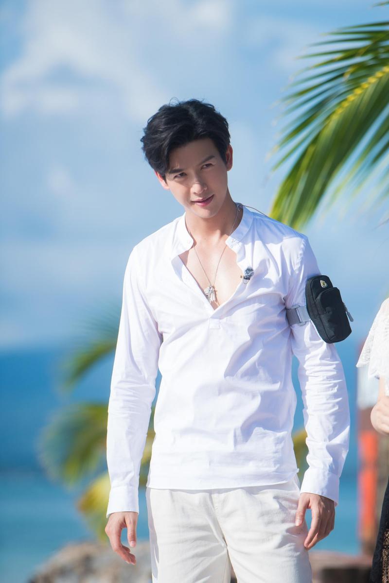 组图:推哥加盟《妻子》 白衬衫墨镜清爽帅气