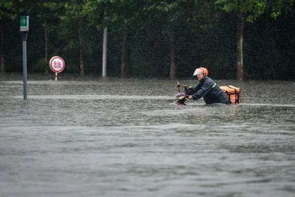 河南特大暴雨灾情严重!地铁倒灌黄河支流决口,部队已经出动抗洪抢险!
