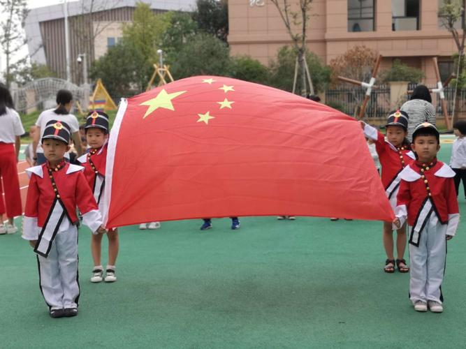 龙游灵江幼儿园升旗仪式现在开始! 我会唱国歌,我尊敬国旗.