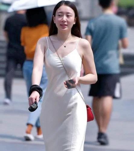 街拍,美女身穿丝绸质地长裙,一袭长裙美的楚楚动人