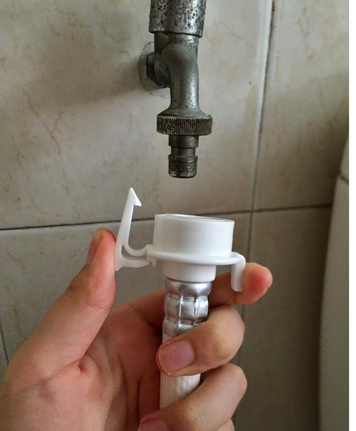 波轮洗衣机的安装要求比滚筒低,只要把接口套到水龙头接口上即可.