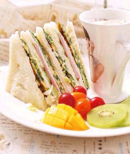 「菠菜蛋饼三明治套餐」营养又美味的早餐