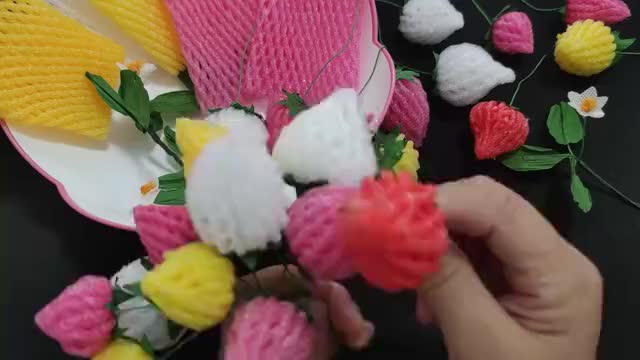 水果网套别丢了,简单加工就变成草莓盆栽,家庭装饰美美哒