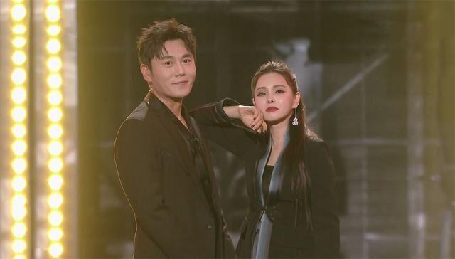 这夫妻俩绝了!伊能静秦昊演唱《大风吹》,开口一个比一个飒!