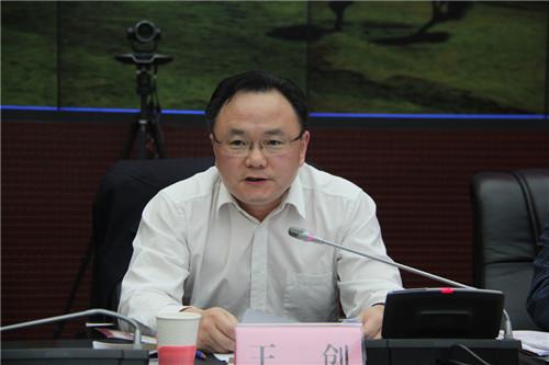 图为王创在签约仪式上讲话