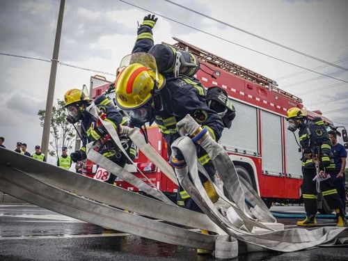 消防员出警结束后偶遇小迷弟网友这才是真正的追星