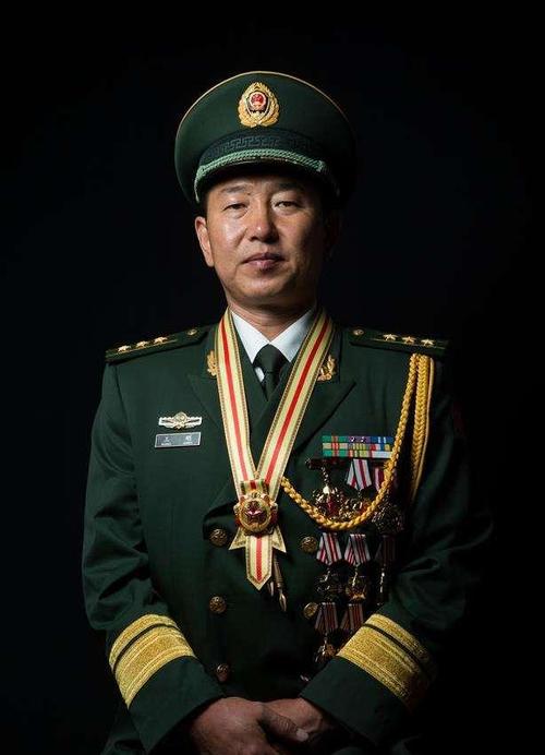 "反恐战神"王刚:上校警衔,武警特战支队长,15次军功全是实战_年代