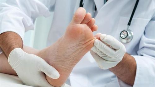 本质上是因为脚上的细菌大量存在.