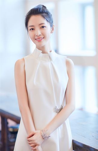 刘熙阳优雅白裙亮相《一纸婚约》首映礼 闺蜜杨紫现场