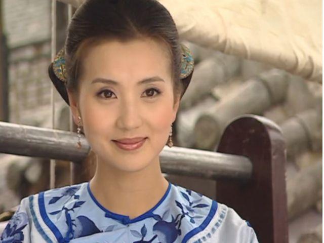 其三就是扮演岳思盈的陈好老师,陈好在李卫当官中饰演一个为父申冤的