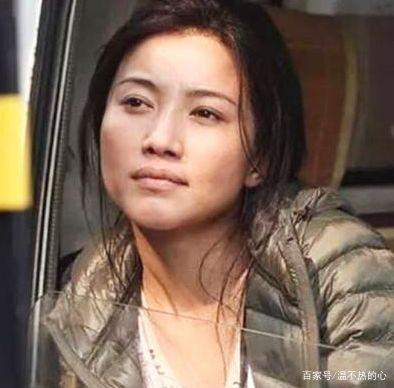 不合时宜的影后颜丙燕,面对圈中乱象起身大骂,今落的