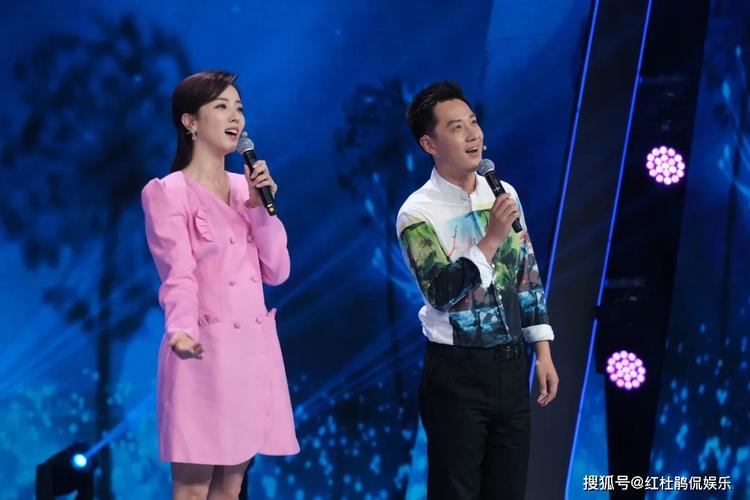 央视主持人李思思舒冬竟然是校友?时隔多年再次同台同唱青春歌曲