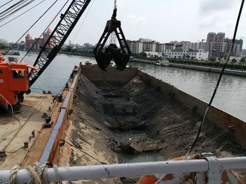 抓斗船施工装泥中