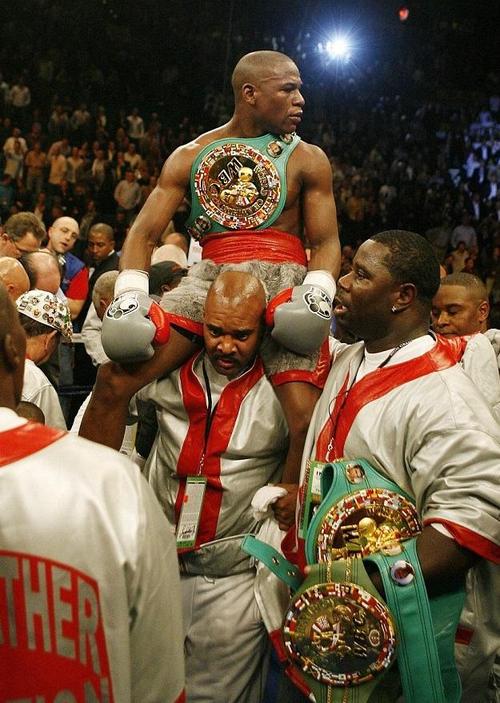 梅威瑟曾获得过1996年亚特兰大奥运会拳击铜牌,业余战绩为84胜6负,同