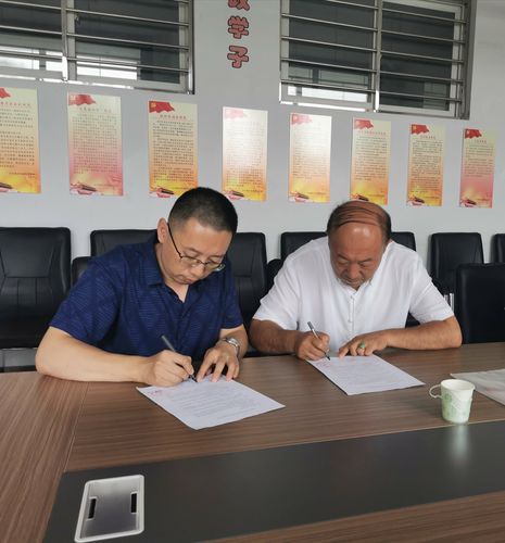 渤海大学聘请福宇博物馆馆长陈洪福先生为客座教授,由