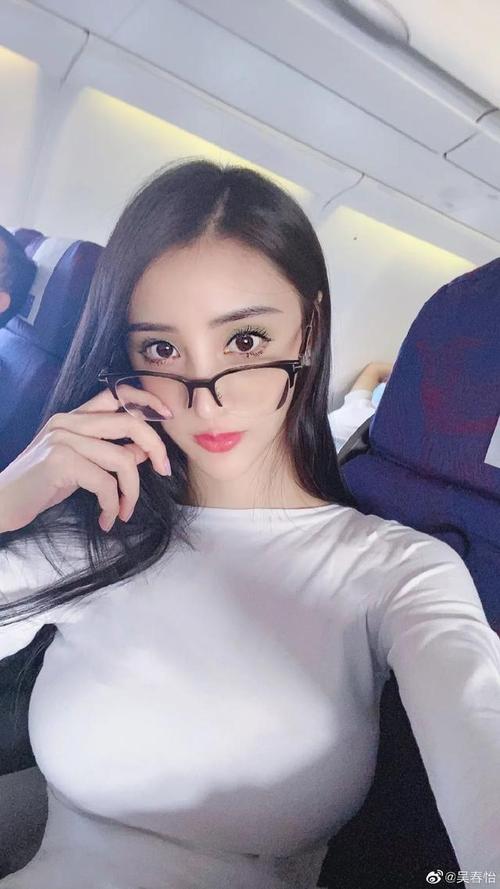 她叫吴春怡,毕业于湖南师范大学,身高172,爱好美术