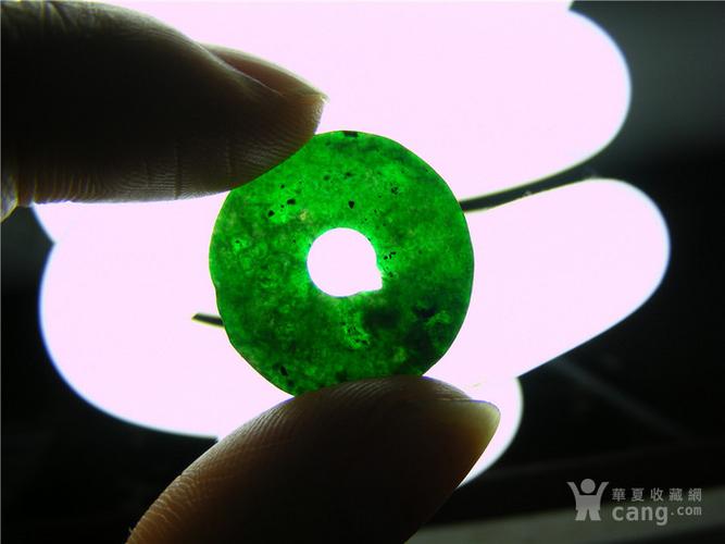 清代老坑满浓绿色翡翠薄片型大耳片一枚