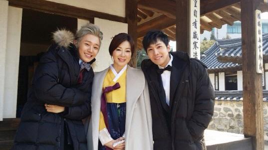 2014年tv朝鲜《百年新娘》饰演男配角崔康仁,这屁孩造型绝对让人难忘