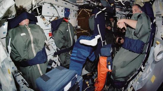 宇航员们在进行睡眠训练.