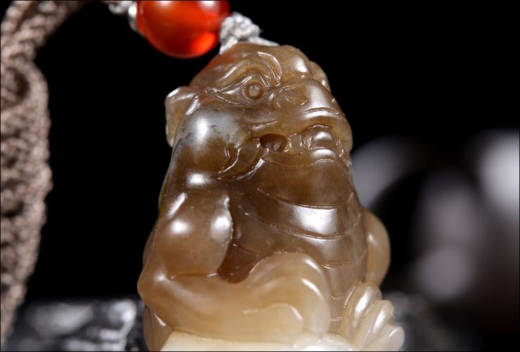 玉雕大师郭磊工作室作品 和田玉糖羊脂玉三足金蟾挂件