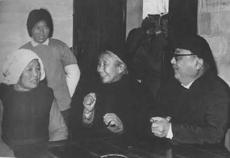 费孝通和姐姐费达生访问农户1936年费孝通曾对家乡一个村庄做田野调查