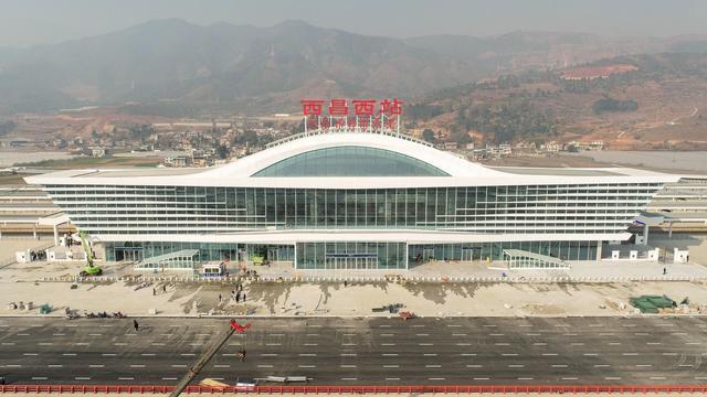 凉山州最大高铁站房项目西昌西站竣工通车