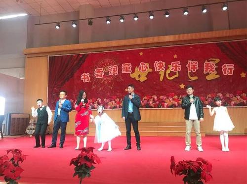 三(2)班胡婉莹,刘越,三(1)刘雨萌家庭表演亲子唱《父子》