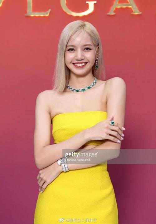 lisa外媒生图#lisa的状态真的好棒,这一身姜黄色礼服毫无违和感,还