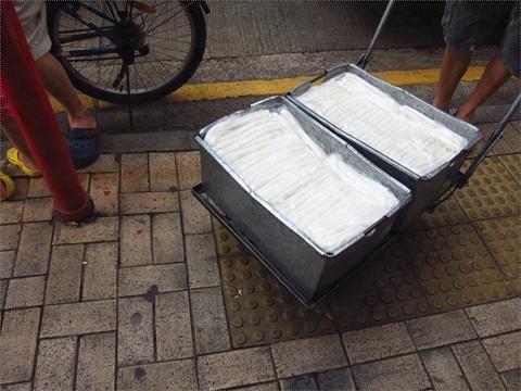 用铁车推了一箱箱的肠粉入这店   用铁车推了一箱箱的肠粉入这店