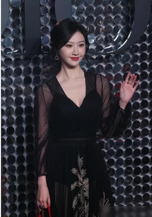 景甜穿黑色深v纱裙现身事业线抢镜