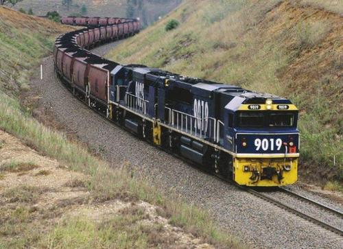 为什么火车运煤时,要不停地给煤炭洒水?看完涨知识了