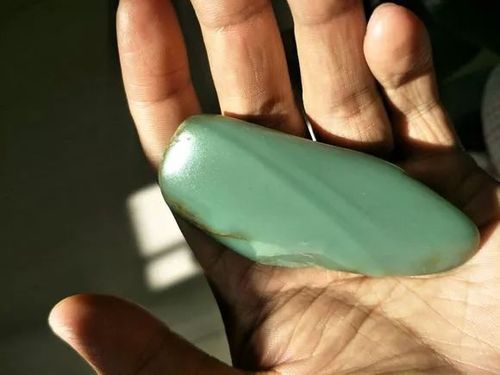 籽料中还有一种直闪石"沙枣青",与籽料桃花玉齐名,原石稀缺,玉质美丽