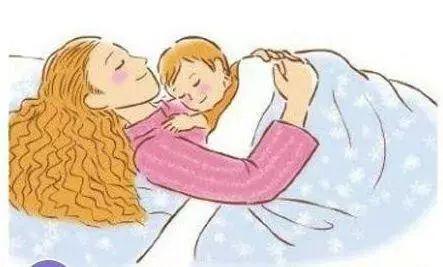 大人照顾,晚上宝宝非要趴着睡的话,妈妈可以让宝宝趴在身上小睡一会儿
