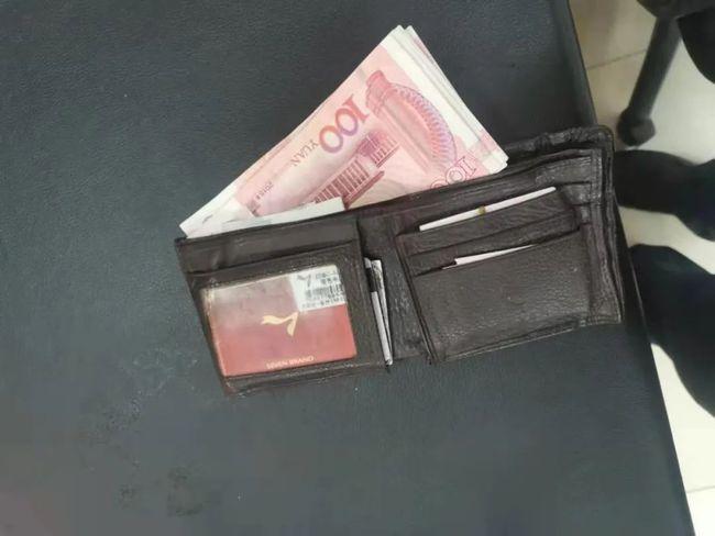 点赞热心保安认真负责万元现金物归原主