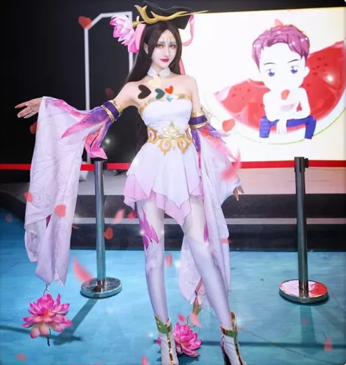 宅男最爱的貂蝉cos来了!腿上"液体牛奶袜"太吸睛,野王