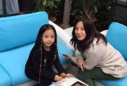 赵薇继子抱妹妹小四月画面很温馨 正脸曝光撞脸范丞丞