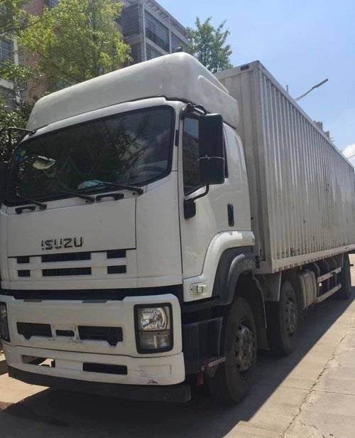 五十铃前四后四9米6厢式货车 带尾板