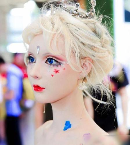 真人芭比迪丽拉第一次放弃公主裙当她的日常照曝光霸气似御姐