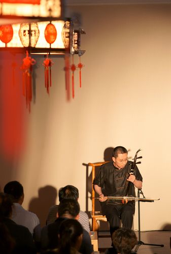 二胡演奏家郭民的"二泉映月"伴着室外淅淅沥沥的雨声,如怨如诉催人泪