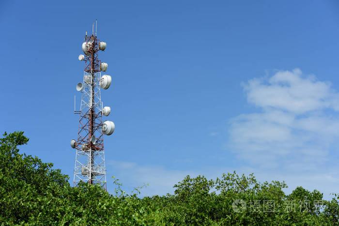 无线通信天线, 具有明亮的天空.带蓝天天线的通信塔