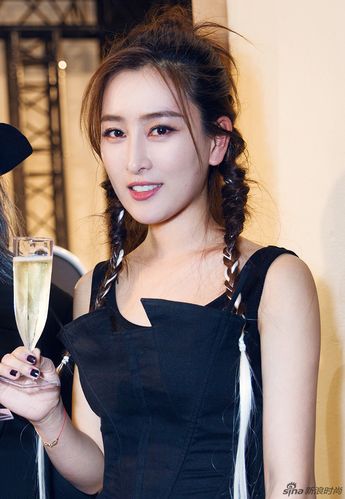 分享到微博 5 / 8 女星人人都在追的half-bun,到了马苏这里又被玩出新