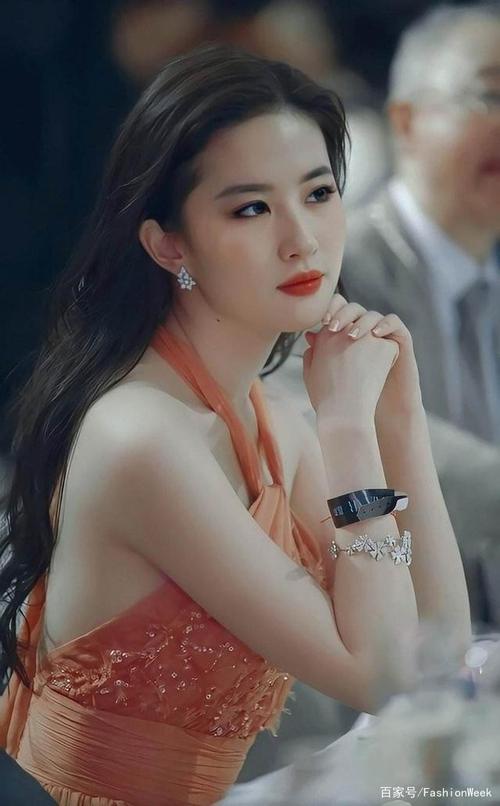 刘亦菲果然是天仙,印花连衣裙难掩韵味,魅力无法挡